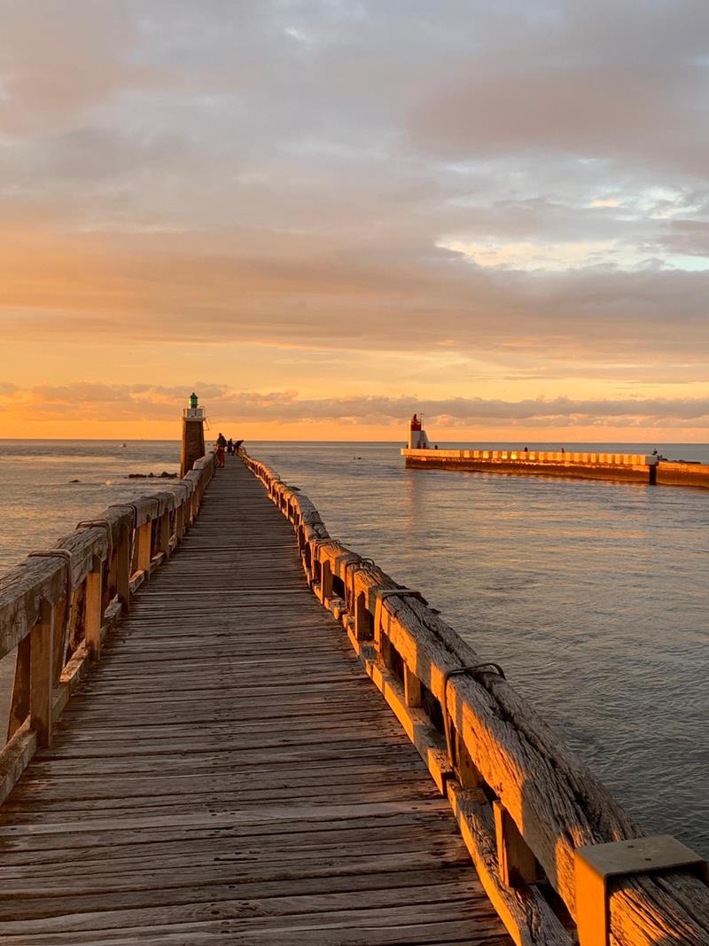 <p>Quand le soleil se couche sur la passe en juillet</p>