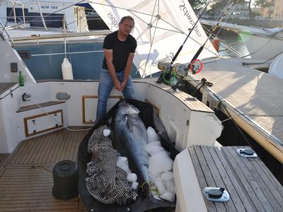 <p> A 18 heures, le Lutifane est rentré sagement au port pour préparer la déclaration de la capture du jour mais aussi pour préparer l’apéritif prévu pour la pesée.</p>